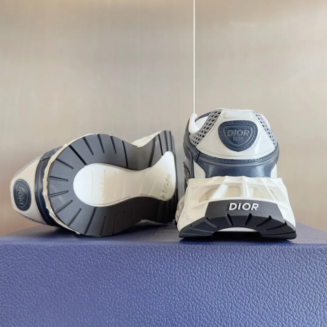【DIOR】P:800💰 Men's 39-44. (Male 45.46 custom-made) Dior kawa Dior joint 2025ss casual sports shoes‼ ️ Reinterpret running shoes with dior’s haute couture style. b35 is made of fine-textured leather and mesh fabric materials. It can be worn in all seasons, is comfortable and breathable, and has many lines on the shoe body to outline details. It has a full retro three-dimensional feel and can create a casual look all year round!